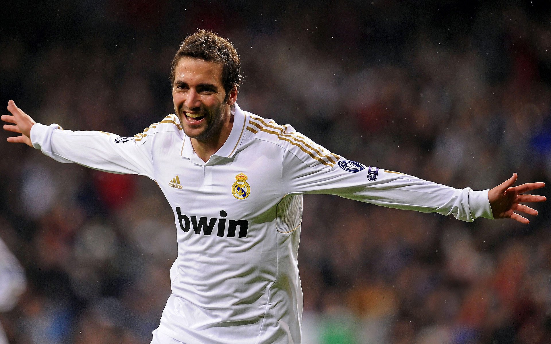 世纪绝杀！39岁皮克头槌定江山，西班牙加冕巅峰对决，莱比锡红牛悲壮倒下